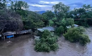 Lluvias inundan pesquerías de Tapanatepec, Oaxaca; autoridades exhortan a la población a irse a refugios