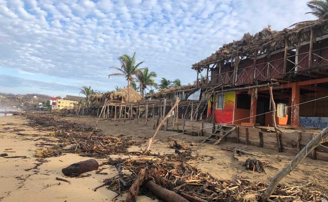 Tras Agatha, en Zipolite la esperanza es la ayuda de la gente. Foto: Roselia Chaca