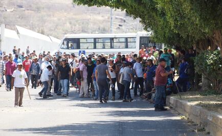 Integrantes de Codep bloquean oficinas de ADO y exigen 20 camiones para regresar a sus comunidades