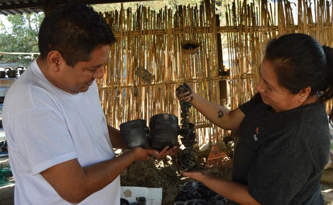 En Oaxaca, por polémica en redes autoridades de Coyotepec prohíben venta de barro a artesana. Foto: Mario Arturo Martínez