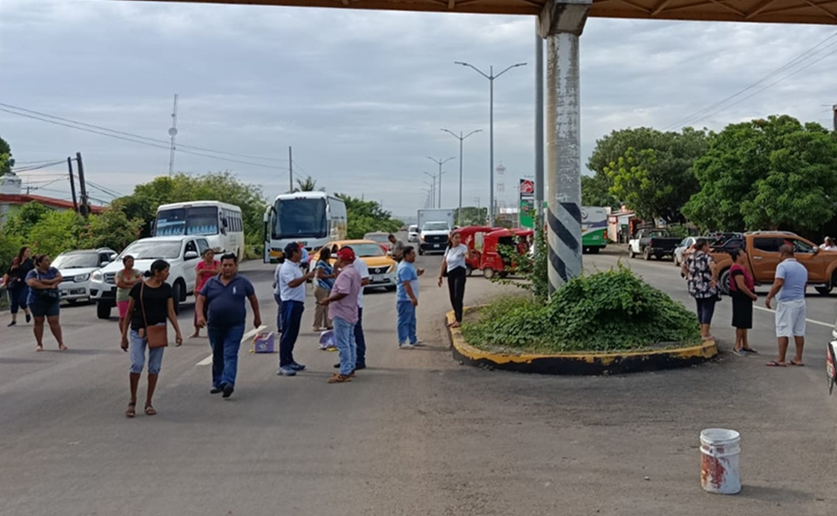 Docentes y padres de familia bloquearon carretera Transístmica de Oaxaca; exigen servicio a CFE para una escuela