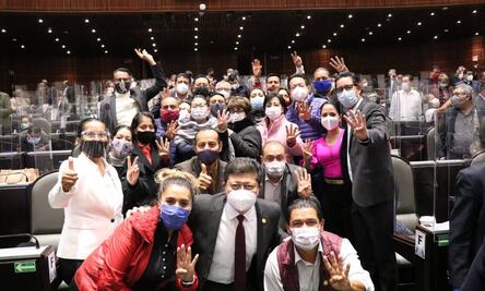 Con aplausos, Morena festeja, ahora sí, la eliminación de 109 fideicomisos; envía dictamen al Senado