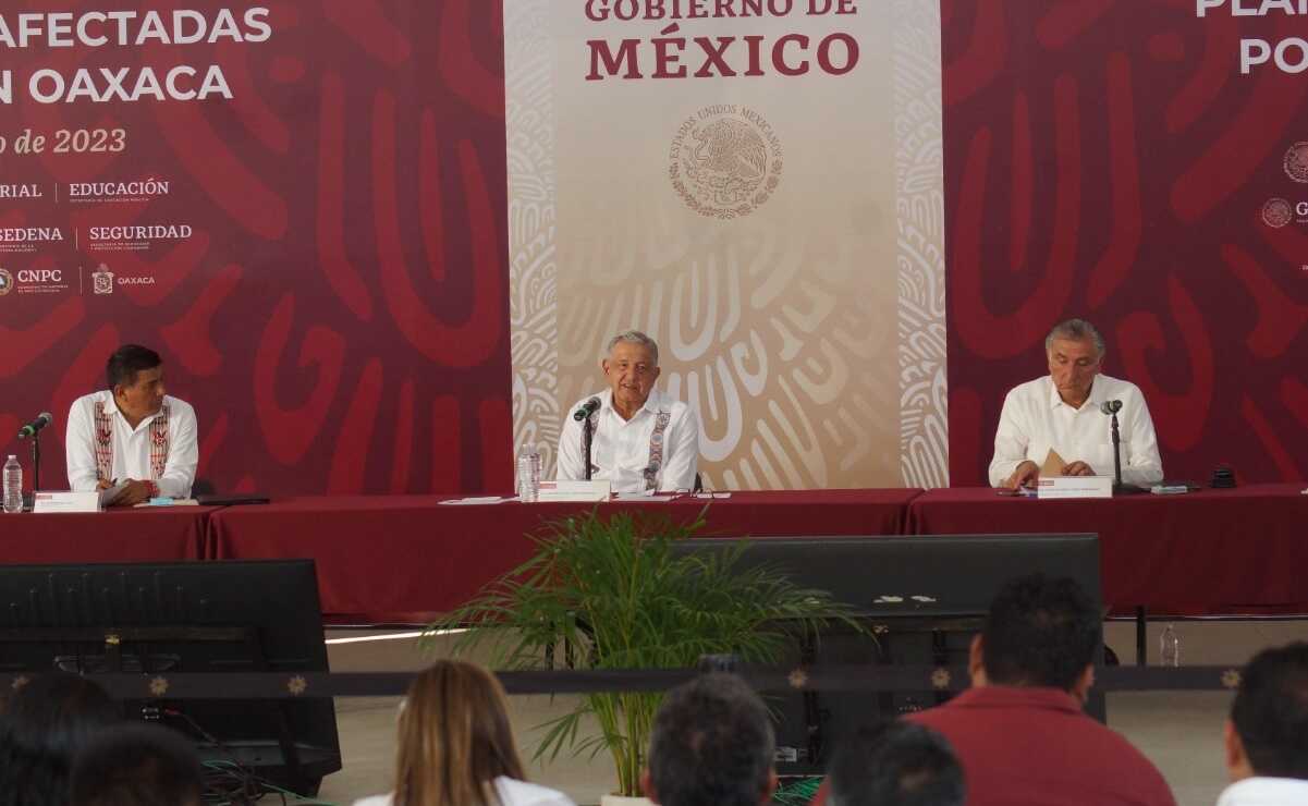 En gira por Oaxaca, supervisa AMLO avance de 70.2% en carretera Mitla-Tehuantepec. Foto: Edwin Hernández