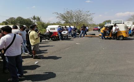Con bloqueo carretero, cerca de 300 músicos de Juchitán exigen apoyos ante crisis por Covid-19