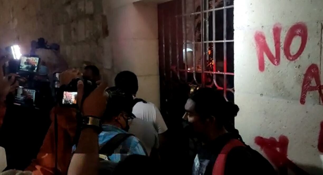 Protesta de maestros llega hasta jardín de boda de Elba Esther Gordillo y su novio en Oaxaca Foto: Captura de pantalla