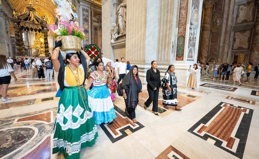 Representantes de Oaxaca en la  Basílica de San Pedro, en la Ciudad del Vaticano. Foto: FB@ Secretaría de Turismo del Estado de Oaxaca