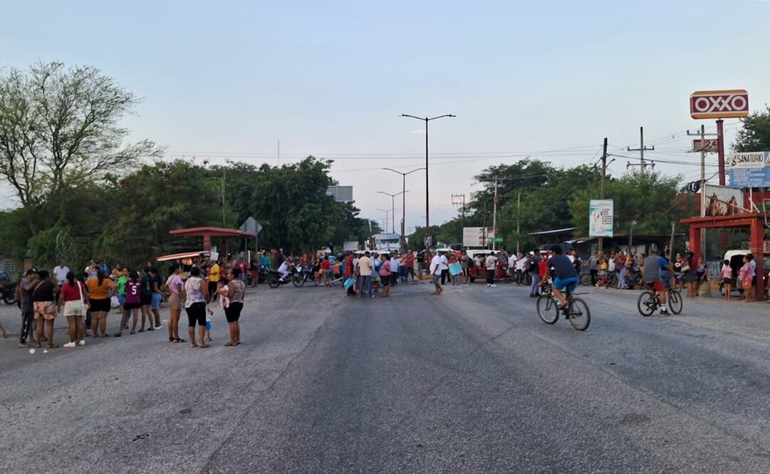 Vecinos realizaron un bloque en Juchitán hasta que el maestro fue liberado. Foto: Especial