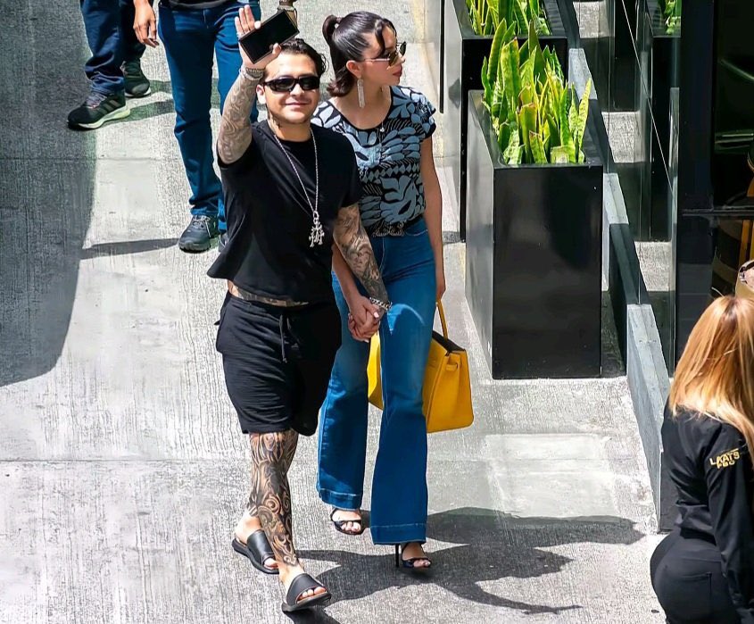 Ángela Aguilar y Christian Nodal llegando a Guatemala. Foto: @BabyNyA24, X