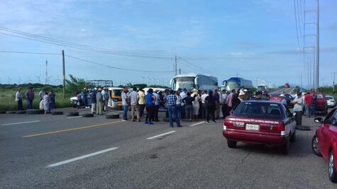 Campesinos bloquean para exigir apoyos al agro