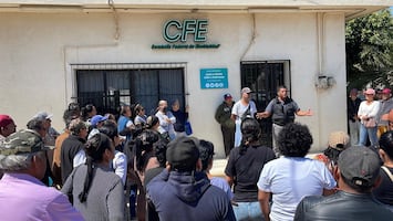 Cansados de las fallas eléctricas, habitantes de Unión Hidalgo toman oficinas de la CFE; dependencia se compromete a revisión 