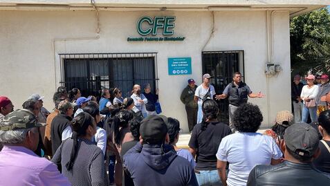 Cansados de las fallas eléctricas, habitantes de Unión Hidalgo toman oficinas de la CFE; dependencia se compromete a revisión 