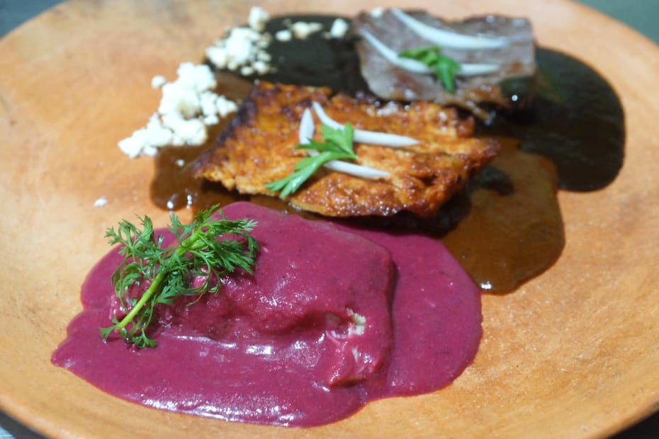 El mole rosa es de los platillos más buscados en la cocina de Reyna y Miguel