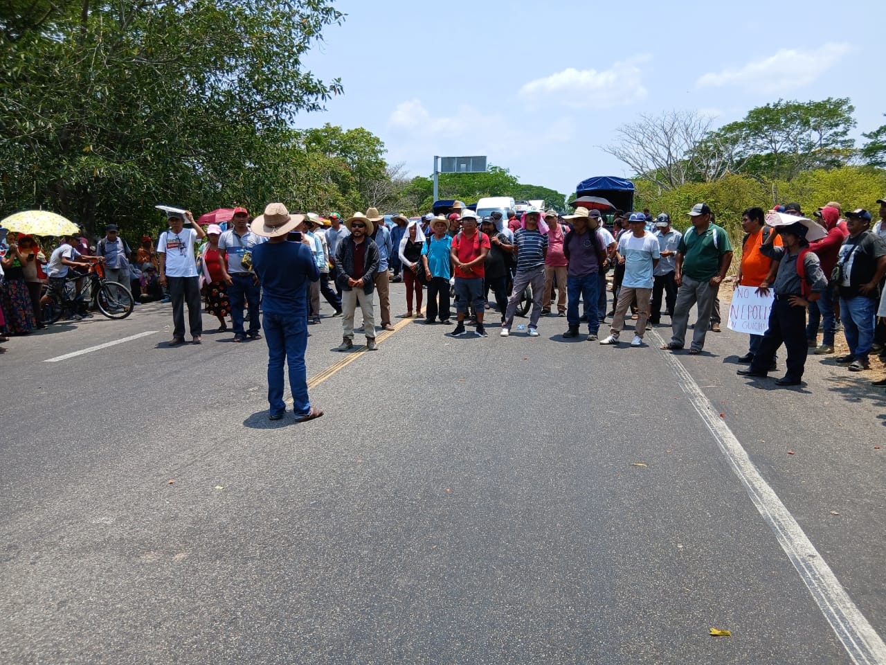 Pobladores de Guichicovi bloquean vía en el Istmo; exigen a edil atenderlos