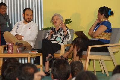 "Elena, por favor, no dejes de escribir", le piden a escritora