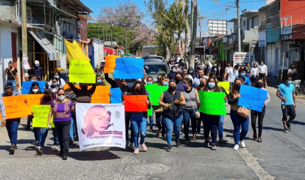 Marchan en Juchitán para exigir justicia para Carolina, quien murió tras escapar de su atacante