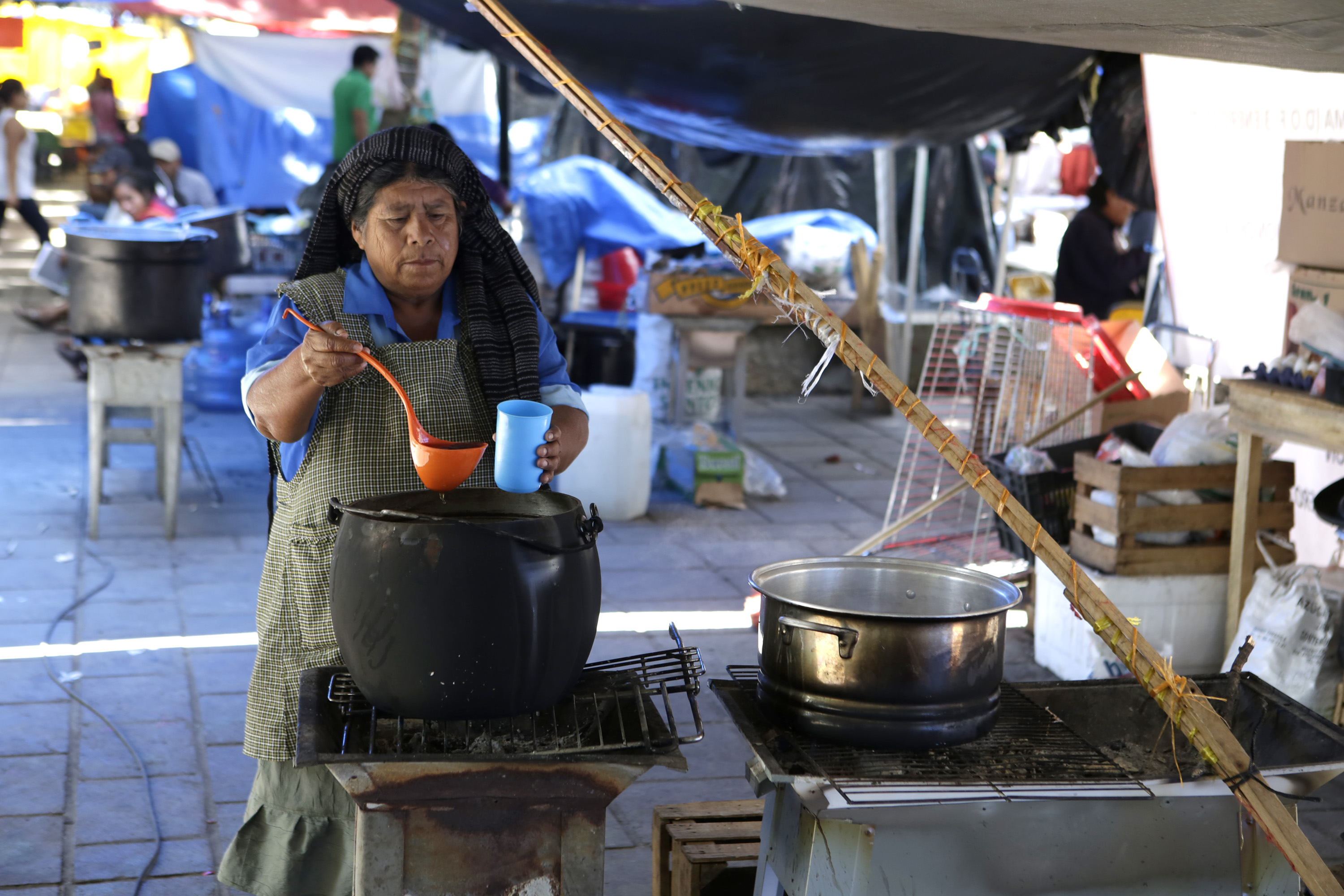 Culminan fiestas de la Guelaguetza con un Zócalo lleno de ambulantes y desplazados