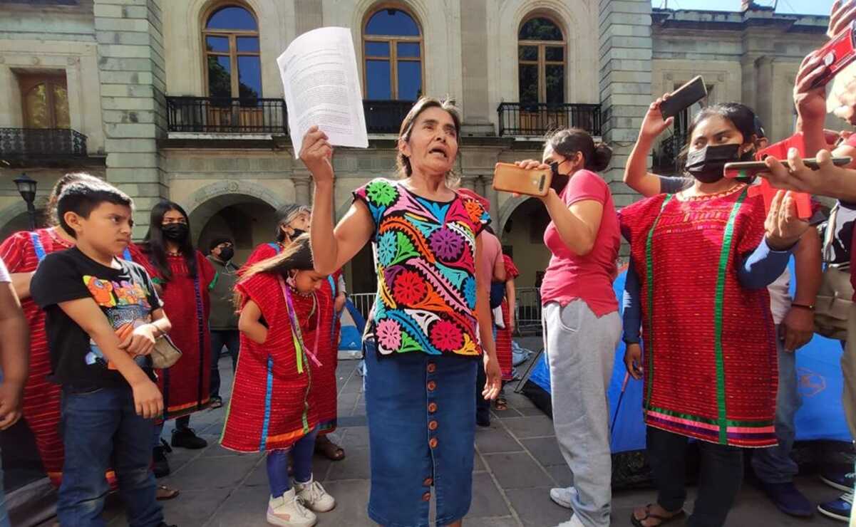 Triquis desplazados reinstalan plantón en zócalo de Oaxaca; gobierno promete diálogo y atención. Fotos: Mario Arturo Martínez