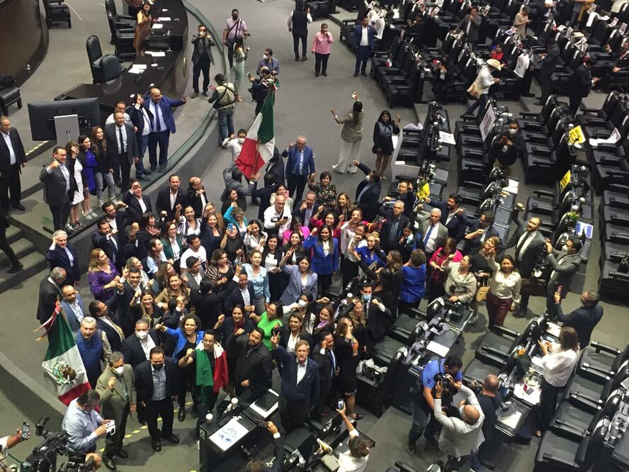 Diputados del PAN celebran luego de frenar la reforma eléctrica de AMLO. Foto: Diego Simón/ EL UNIVERSAL