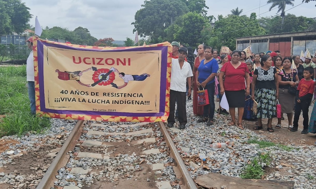 Celebra Ucizoni 40 aniversario con bloqueo a las vías del Tren Transístmico