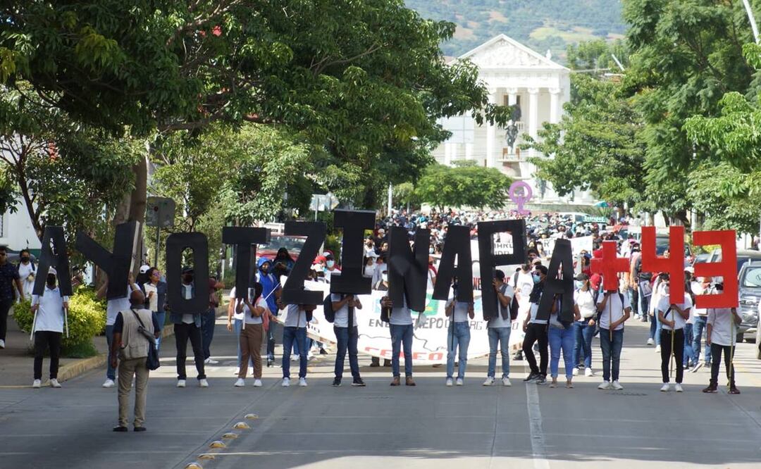 Alumnos de la CENEO colocaron sillas con las fotos de cada uno de los 43 estudiantes de la Normal Rural de Ayotzinapa desaparecidos. Foto: Edwin Hernández/EL UNIVERSAL