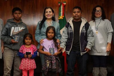 Dan pasaporte americano a 54 niñas y niños oaxaqueños
