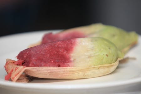 ¡Con los colores de la bandera! Familia oaxaqueña lleva los tamales de la tradición a la innovación