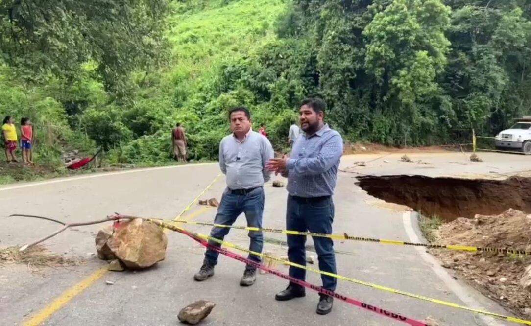 Lluvias dejan deslaves en caminos y comunidades incomunicadas en la Costa de Oaxaca. Fotos: Especiales