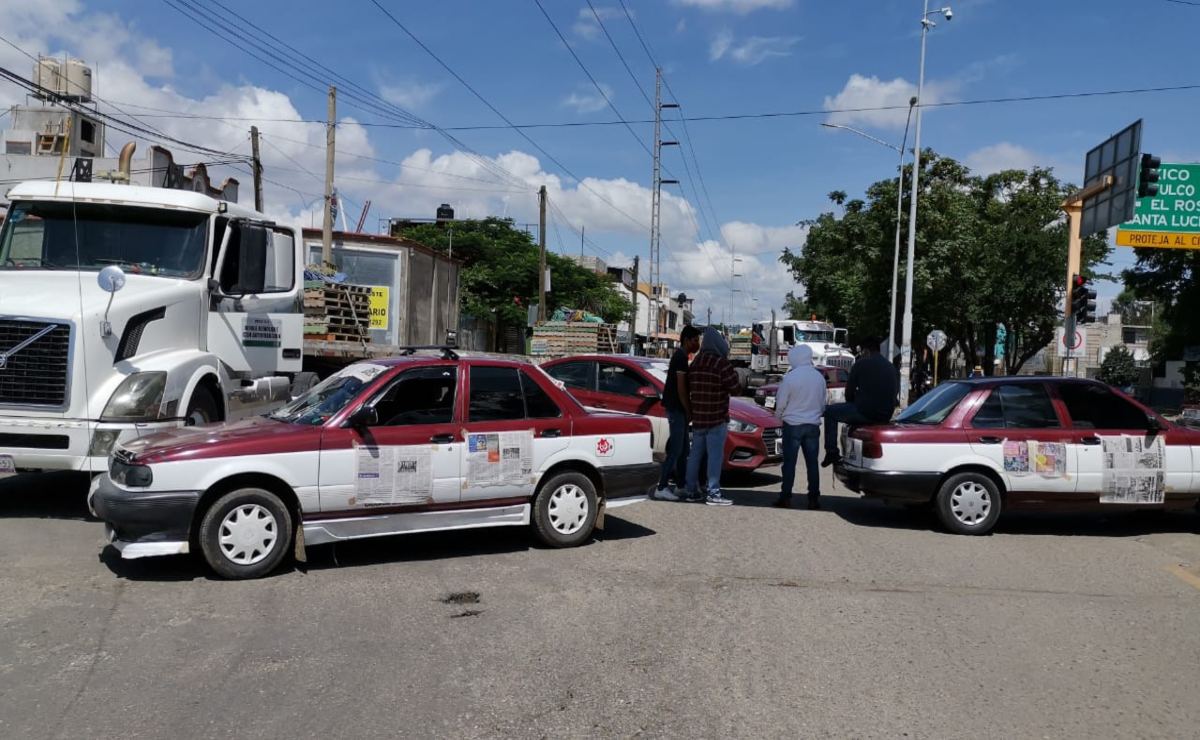 Con bloqueos en Valles Centrales y Costa, presuntos integrantes del Sindicato Libertad exigen obras