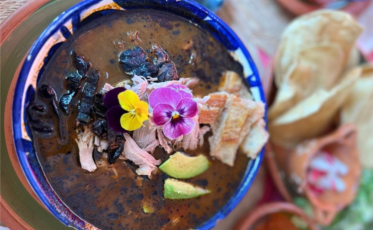 El pozole negro de Oaxaca es un tesoro raro y ancestral. Foto: Pepe Guajardo y Restaurante mis dos abuelos