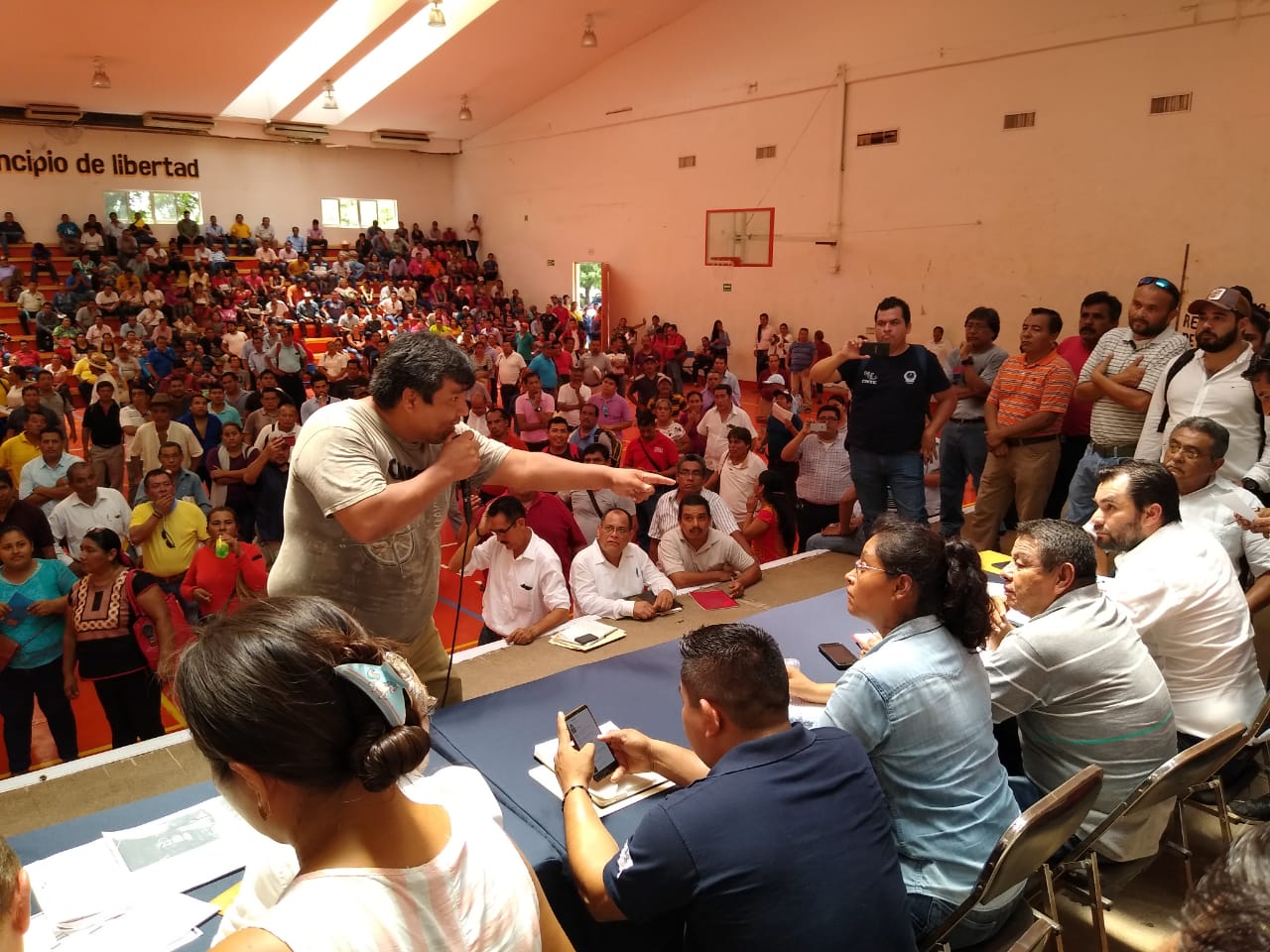 Maestros y constructores encaran a autoridades por abandonar a escuelas de Oaxaca tras 7-S
