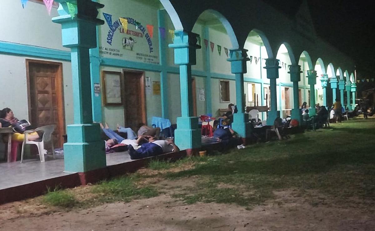 Retienen pobladores autobús con 37 maestros del Conalep Oaxaca; piden intervención de Murat