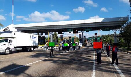 Prestadores de servicios turísticos toman caseta de Huitzo; piden apoyo por desempleo