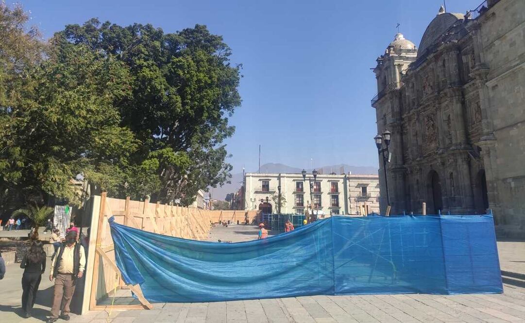 Cubren con mamparas la Alameda de la ciudad de Oaxaca por obras de remozamiento. Foto: Mario Arturo Martínez