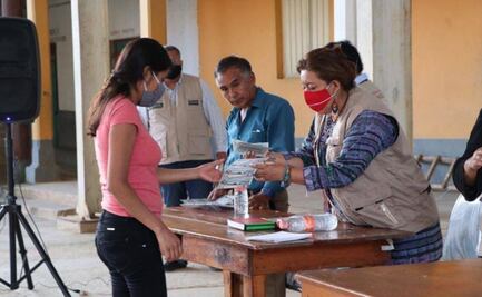 Regalan a escuelas de Oaxaca más de 6 mil cachitos para rifa del avión presidencial