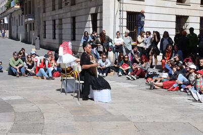 Artista zapoteca lleva su exigencia  de justicia hasta Valladolid, España