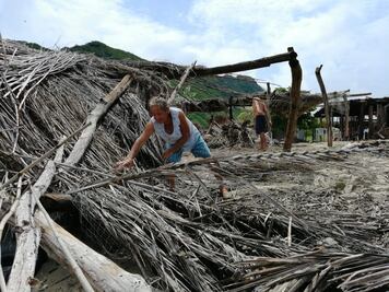 Intensas lluvias tiran palapas en Chipehua, comunidad pesquera de Tehuantepec