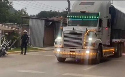 Aseguran dos tráileres con 300 personas migrantes a bordo, en la capital de Oaxaca