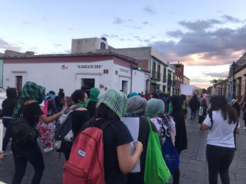 Oaxaqueñas marchan #TodasPorIngrid, exigen cese a la violencia feminicida