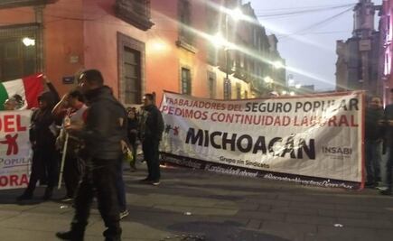 Extrabajadores del Seguro Popular se manifiestan en Palacio Nacional