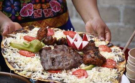 ¿Qué significa tlayuda y por qué se le llama así al manjar oaxaqueño?