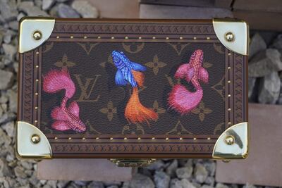 La magia de los alebrijes decora baúles de lujo con 20 animales del calendario zapoteca