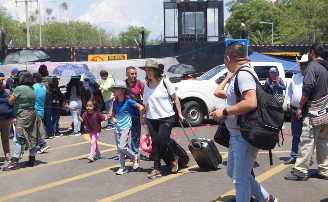 Mil 166 viajeros varados y 12 vuelos cancelados, saldo del bloqueo a aeropuerto de Oaxaca. Foto: Edwin Hernández