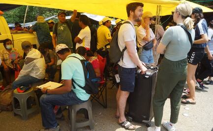 Usuarios del Aeropuerto Internacional de Oaxaca, molestos ante bloqueo de la Sección 22