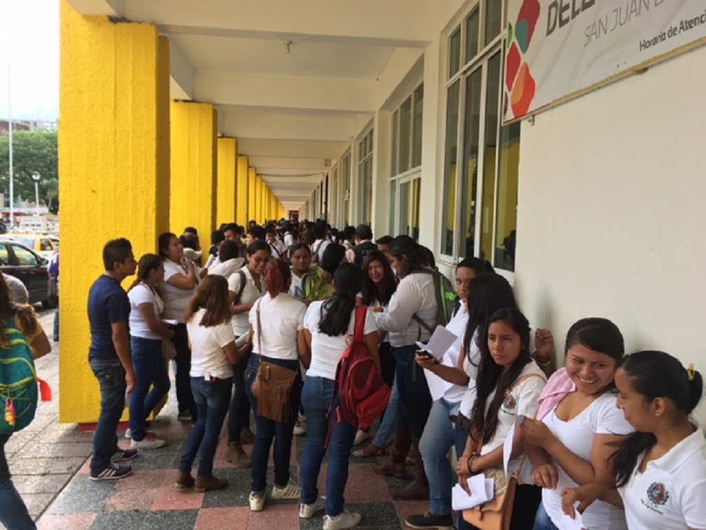 Protestan en Tuxtepec porque adeudan y retiran becas a universitarios de la Cuenca