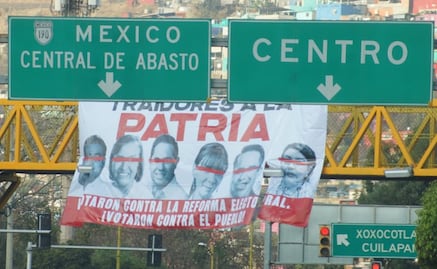 Colocan lonas contra legisladores de Oaxaca que votaron en contra de reforma electoral; los acusan de "traidores a la patria" 
