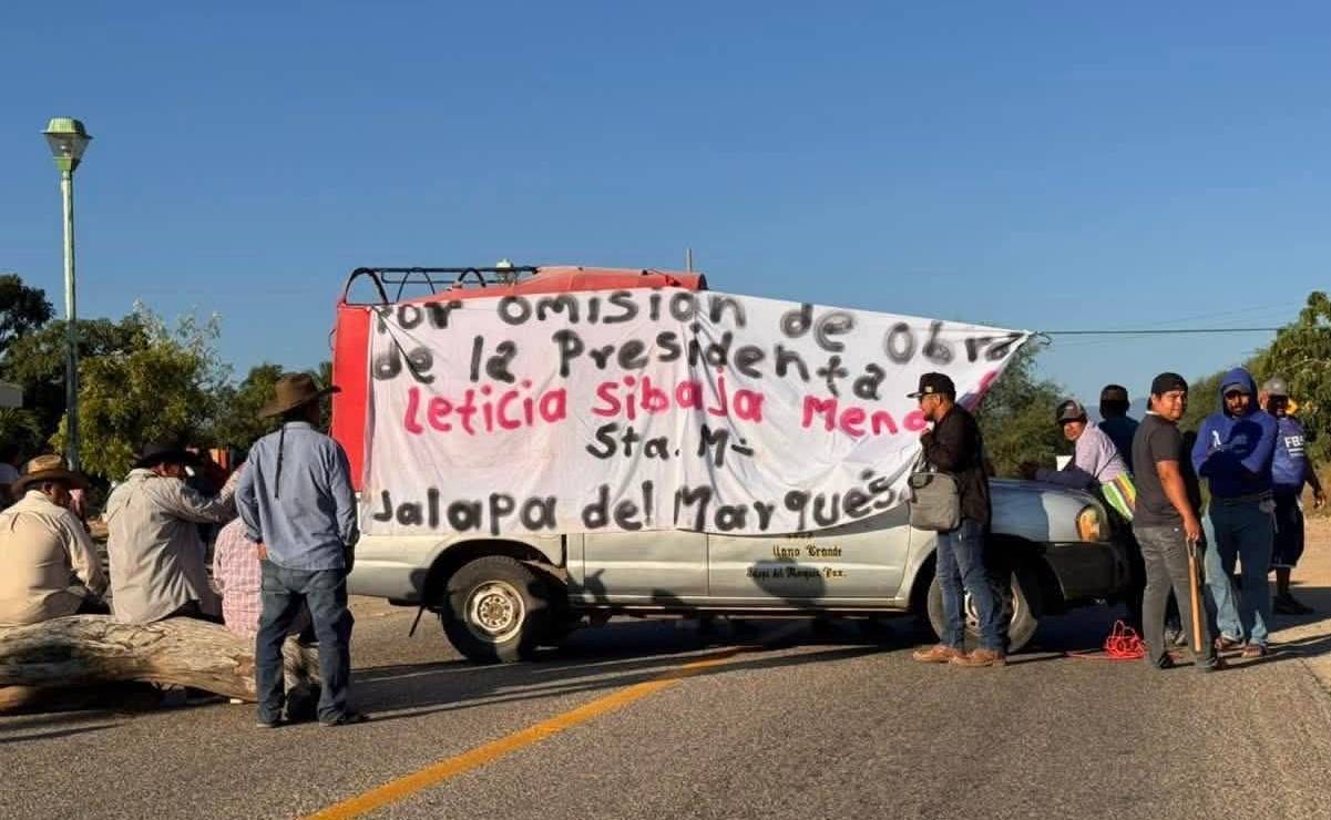 Pobladores bloquean carretera al Istmo de Oaxaca para exigir la ejecución de obras