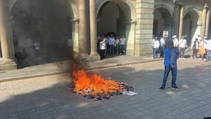 Marchan sindicatos en Oaxaca por 1 de mayo; se registra una batalla campal entre trabajadores 