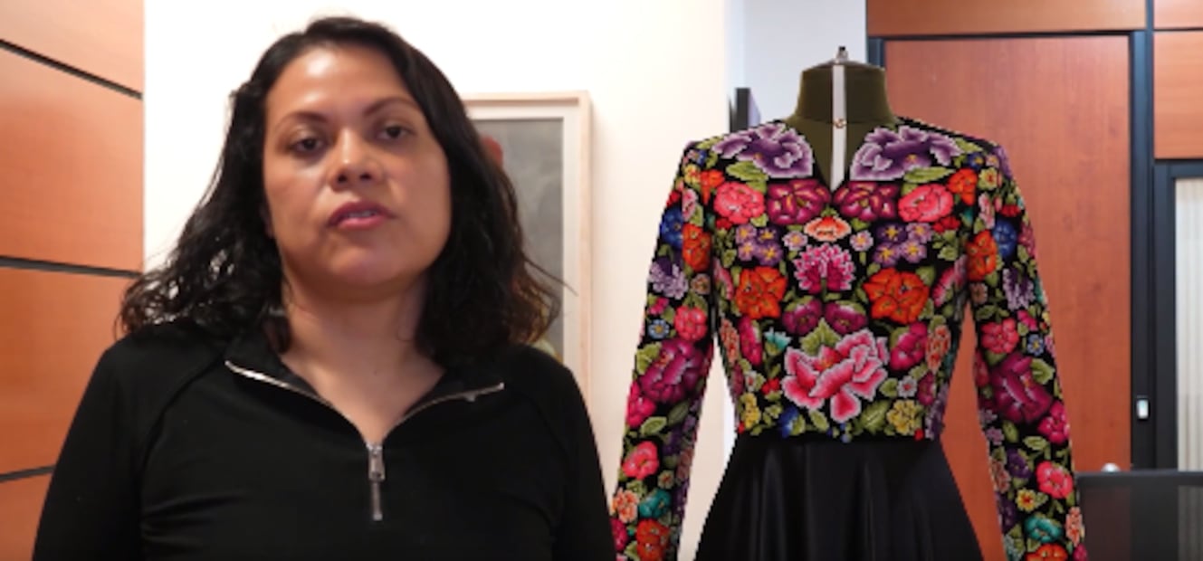 Thelma Islas, la diseñadora que confeccionó el vestido de Sheinbaum para el Grito del 2026. Foto: X@Claudia Sheinbaum Pardo