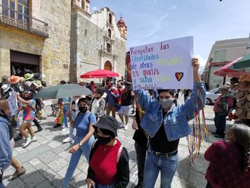 Comunidad LGBTQ+ realiza caminata en Oaxaca para exigir derechos en el Día el Orgullo