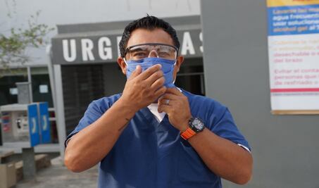 “Todos los días temo contagiar a mis hijos”, dice camillero que atiende Covid-19 sin protección adecuada